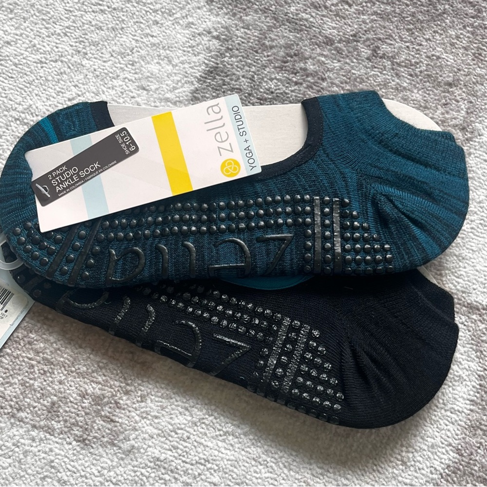 BNWT ZELLA NON-SLIP PERFORMANCE SOCKS (2 PAIRS)